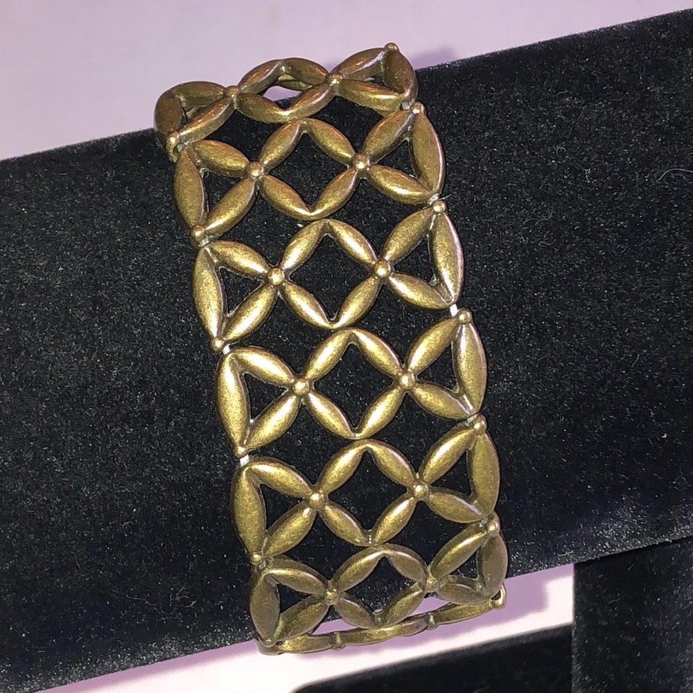 Brass Tone  Openwork Flower-Link Stretch Bracelet